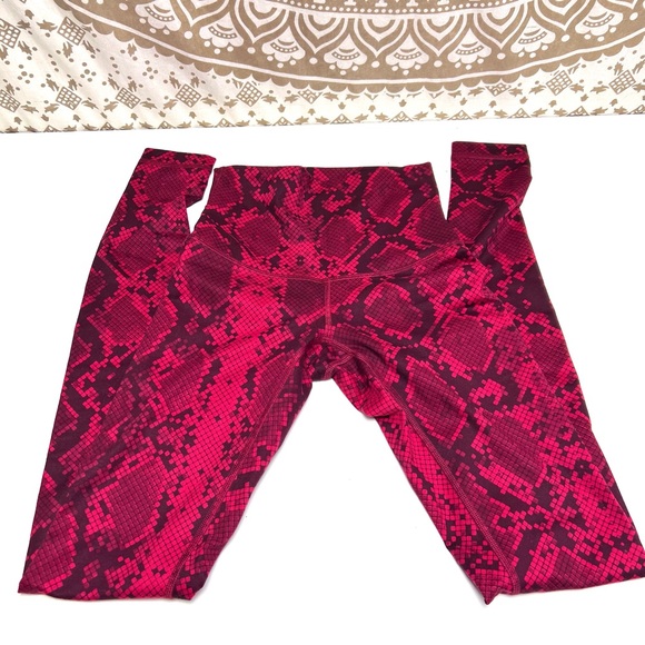 Lululemon red animal print leggings size 2 - Picture 6 of 6